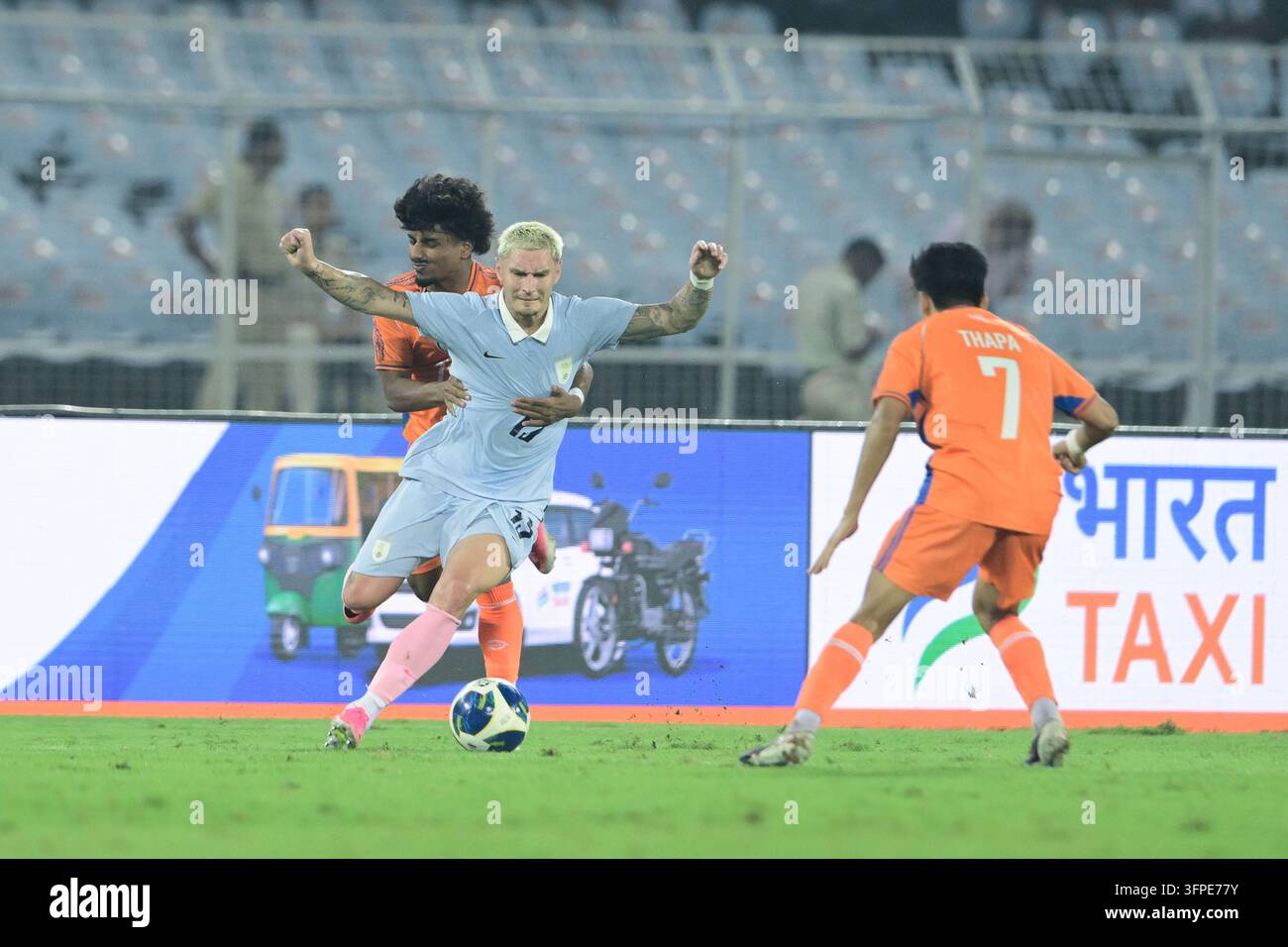 Internationales Freundschaftsspiel Indien gegen Uruguay, FIFA-Freundschaftsspiel, Kalkutta, Indien, 6. Oktober 2026. Indien in orangefarbenem Trikot, Uruguay in hell Stockfoto
