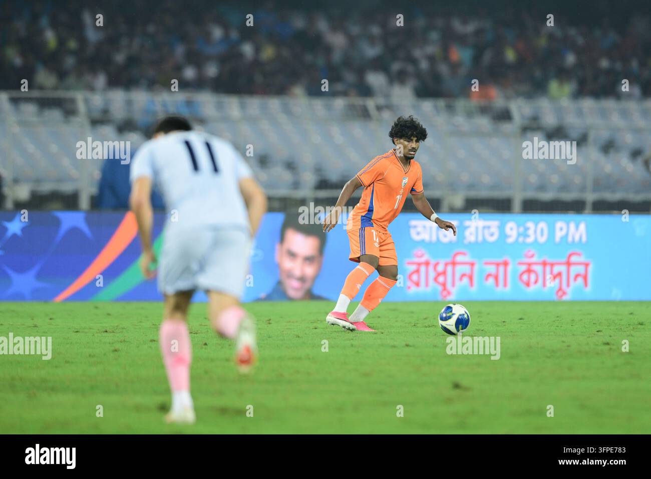 Internationales Freundschaftsspiel Indien gegen Uruguay, FIFA-Freundschaftsspiel, Kalkutta, Indien, 6. Oktober 2026. Indien in orangefarbenem Trikot, Uruguay in hell Stockfoto