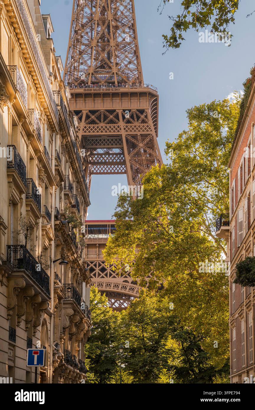 Der Eiffelturm, wie er von der Rue de l'Universite in Paris unter einem blauen Himmel zu sehen ist Stockfoto