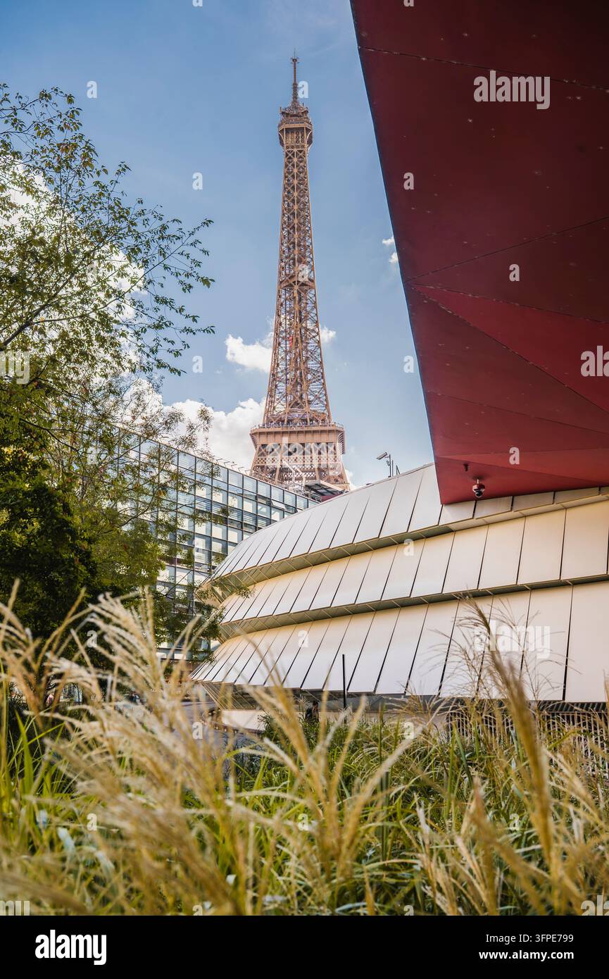 Der Eiffelturm, wie er von der Rue de l'Universite in Paris unter einem blauen Himmel zu sehen ist Stockfoto