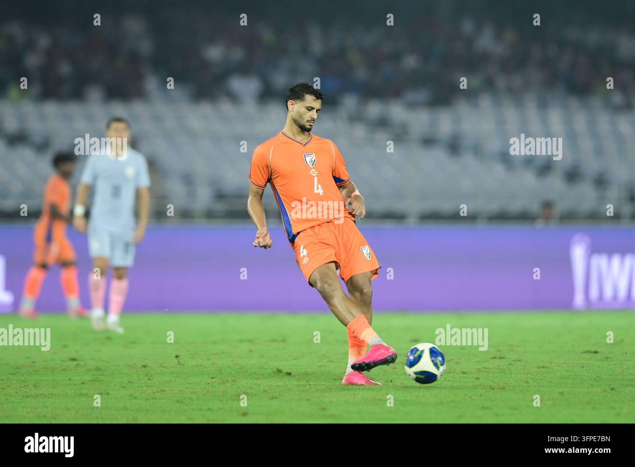 Internationales Freundschaftsspiel Indien gegen Uruguay, FIFA-Freundschaftsspiel, Kalkutta, Indien, 6. Oktober 2026. Indien in orangefarbenem Trikot, Uruguay in hell Stockfoto