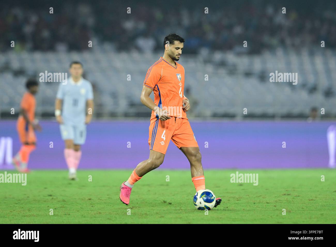 Internationales Freundschaftsspiel Indien gegen Uruguay, FIFA-Freundschaftsspiel, Kalkutta, Indien, 6. Oktober 2026. Indien in orangefarbenem Trikot, Uruguay in hell Stockfoto