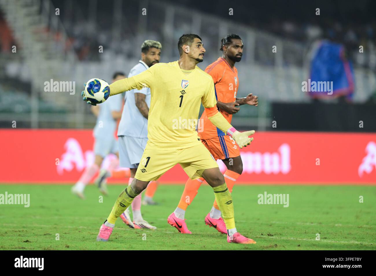 Internationales Freundschaftsspiel Indien gegen Uruguay, FIFA-Freundschaftsspiel, Kalkutta, Indien, 6. Oktober 2026. Indien in orangefarbenem Trikot, Uruguay in hell Stockfoto