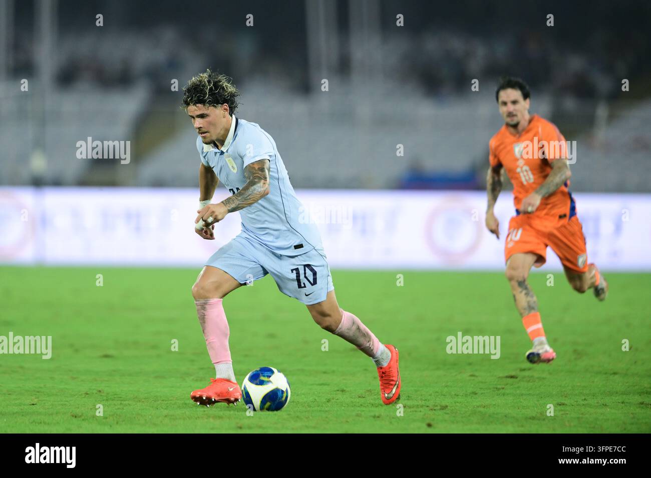 Internationales Freundschaftsspiel Indien gegen Uruguay, FIFA-Freundschaftsspiel, Kalkutta, Indien, 6. Oktober 2026. Indien in orangefarbenem Trikot, Uruguay in hell Stockfoto