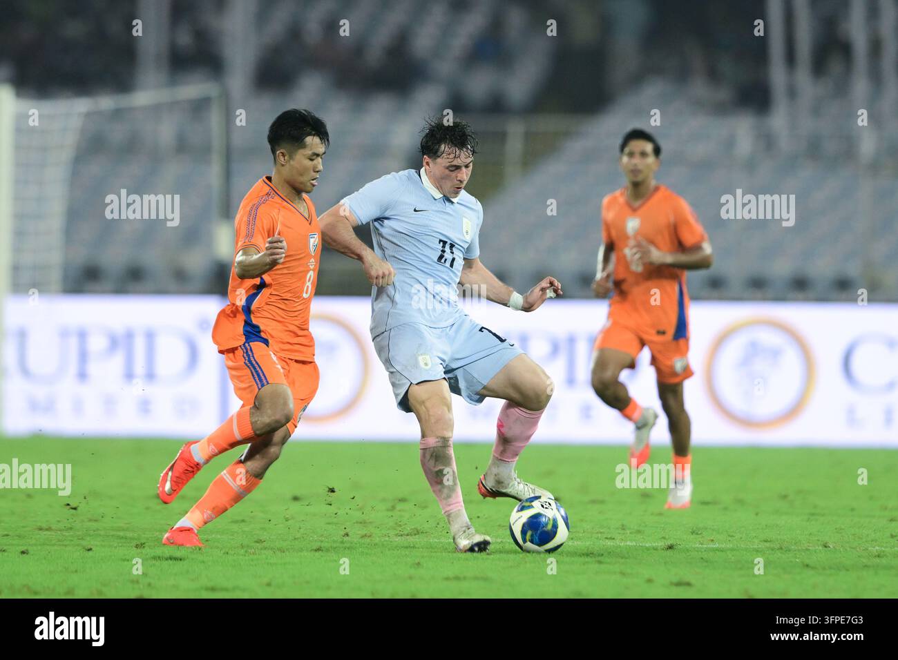 Internationales Freundschaftsspiel Indien gegen Uruguay, FIFA-Freundschaftsspiel, Kalkutta, Indien, 6. Oktober 2026. Indien in orangefarbenem Trikot, Uruguay in hell Stockfoto