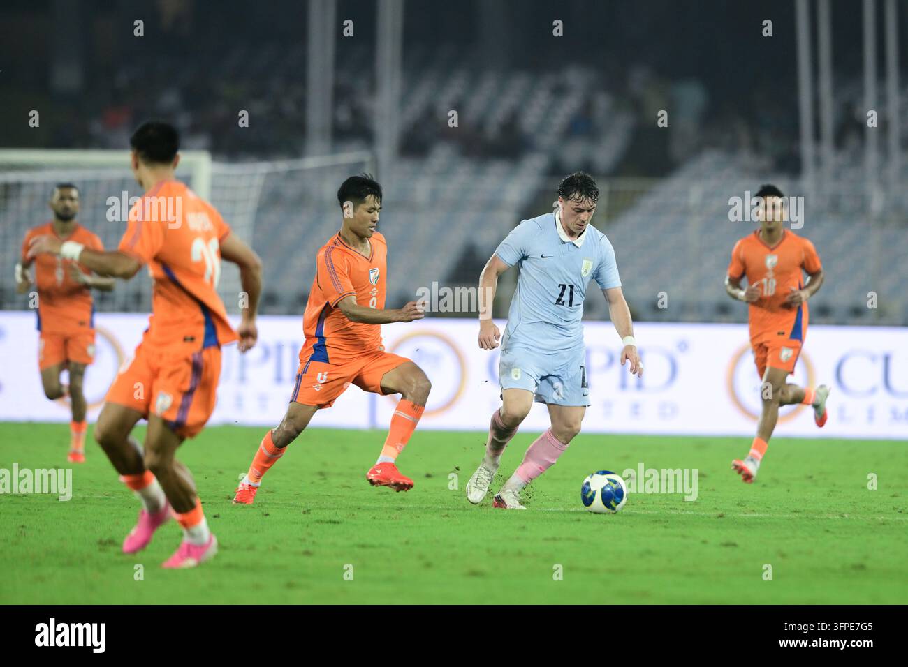 Internationales Freundschaftsspiel Indien gegen Uruguay, FIFA-Freundschaftsspiel, Kalkutta, Indien, 6. Oktober 2026. Indien in orangefarbenem Trikot, Uruguay in hell Stockfoto