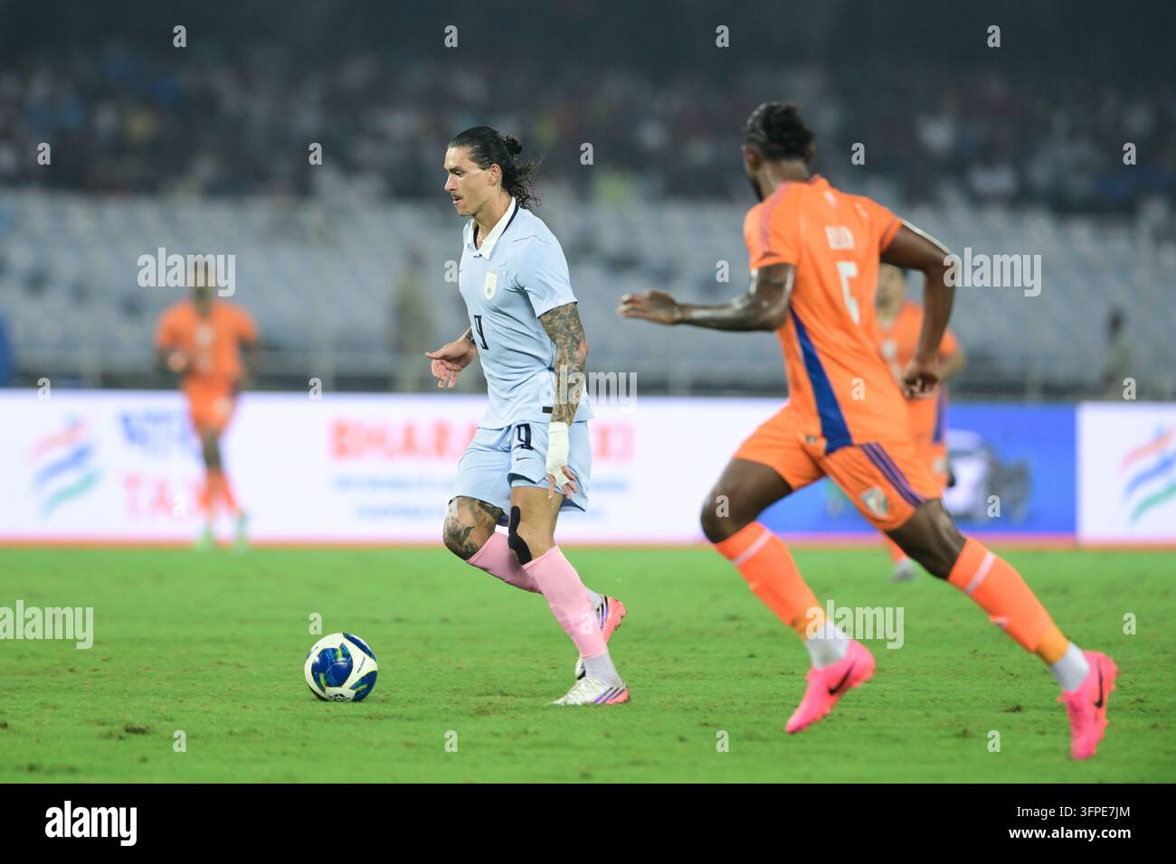 Internationales Freundschaftsspiel Indien gegen Uruguay, FIFA-Freundschaftsspiel, Kalkutta, Indien, 6. Oktober 2026. Indien in orangefarbenem Trikot, Uruguay in hell Stockfoto