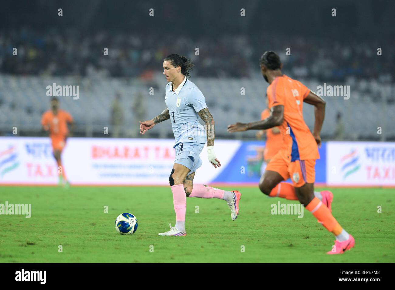 Internationales Freundschaftsspiel Indien gegen Uruguay, FIFA-Freundschaftsspiel, Kalkutta, Indien, 6. Oktober 2026. Indien in orangefarbenem Trikot, Uruguay in hell Stockfoto