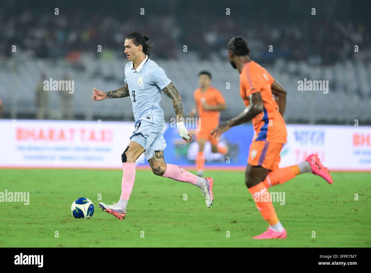 Internationales Freundschaftsspiel Indien gegen Uruguay, FIFA-Freundschaftsspiel, Kalkutta, Indien, 6. Oktober 2026. Indien in orangefarbenem Trikot, Uruguay in hell Stockfoto