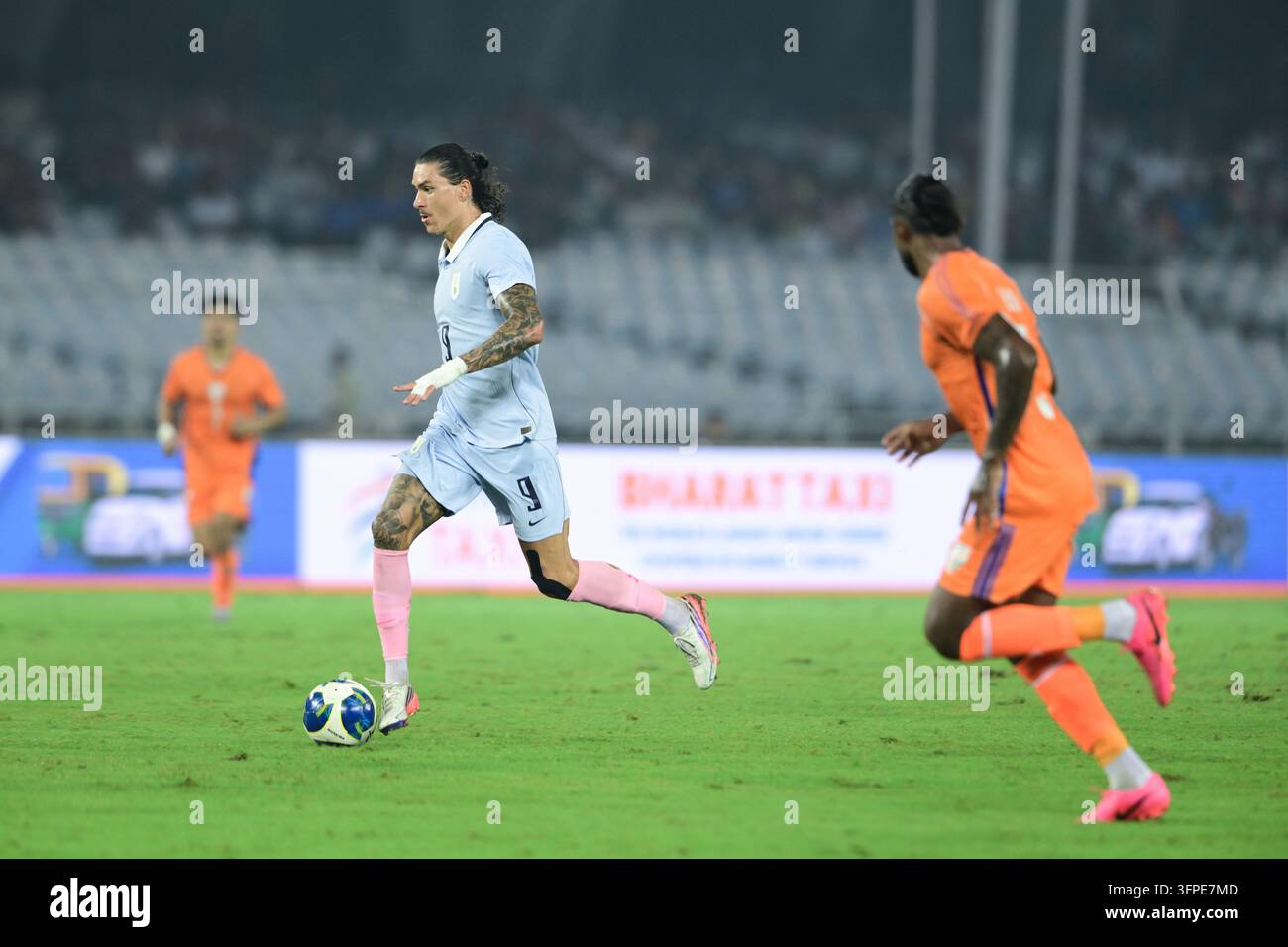 Internationales Freundschaftsspiel Indien gegen Uruguay, FIFA-Freundschaftsspiel, Kalkutta, Indien, 6. Oktober 2026. Indien in orangefarbenem Trikot, Uruguay in hell Stockfoto