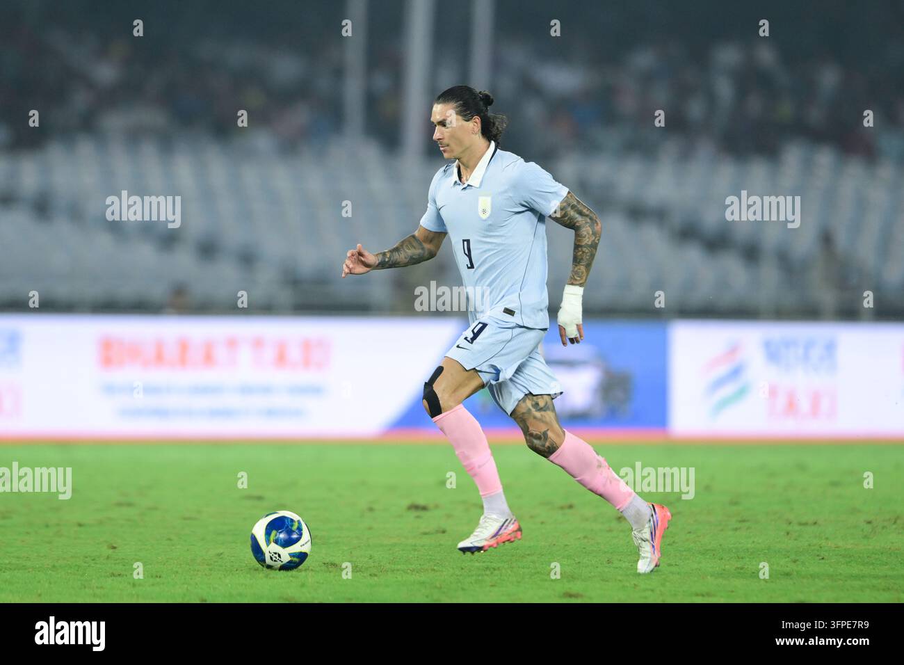 Internationales Freundschaftsspiel Indien gegen Uruguay, FIFA-Freundschaftsspiel, Kalkutta, Indien, 6. Oktober 2026. Indien in orangefarbenem Trikot, Uruguay in hell Stockfoto