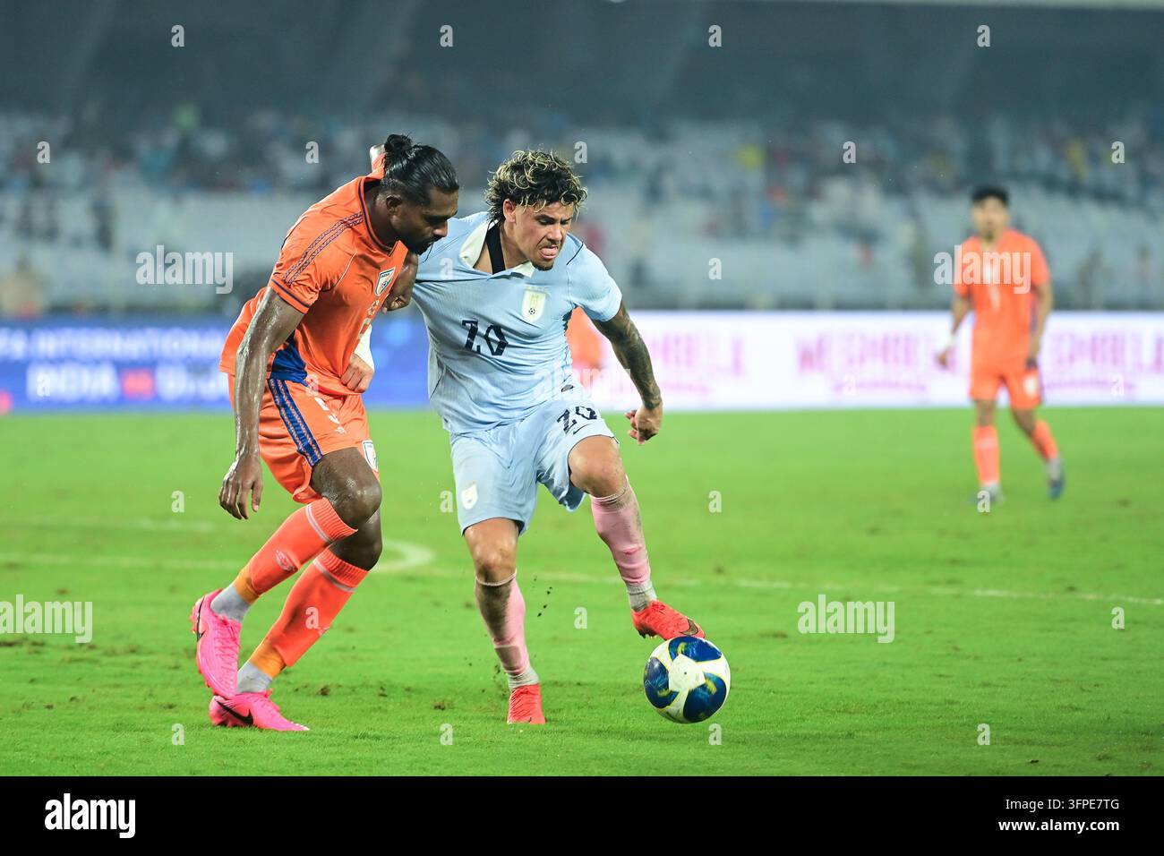 Internationales Freundschaftsspiel Indien gegen Uruguay, FIFA-Freundschaftsspiel, Kalkutta, Indien, 6. Oktober 2026. Indien in orangefarbenem Trikot, Uruguay in hell Stockfoto
