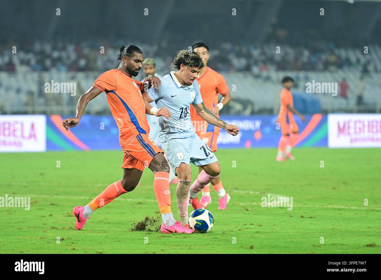 Internationales Freundschaftsspiel Indien gegen Uruguay, FIFA-Freundschaftsspiel, Kalkutta, Indien, 6. Oktober 2026. Indien in orangefarbenem Trikot, Uruguay in hell Stockfoto