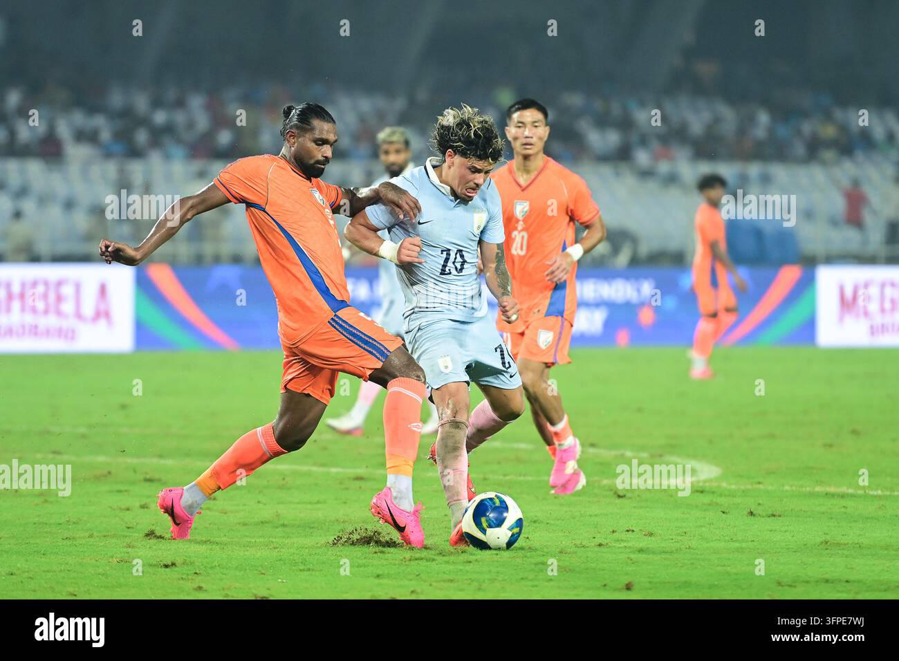 Internationales Freundschaftsspiel Indien gegen Uruguay, FIFA-Freundschaftsspiel, Kalkutta, Indien, 6. Oktober 2026. Indien in orangefarbenem Trikot, Uruguay in hell Stockfoto