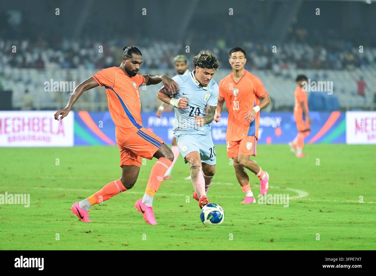 Internationales Freundschaftsspiel Indien gegen Uruguay, FIFA-Freundschaftsspiel, Kalkutta, Indien, 6. Oktober 2026. Indien in orangefarbenem Trikot, Uruguay in hell Stockfoto