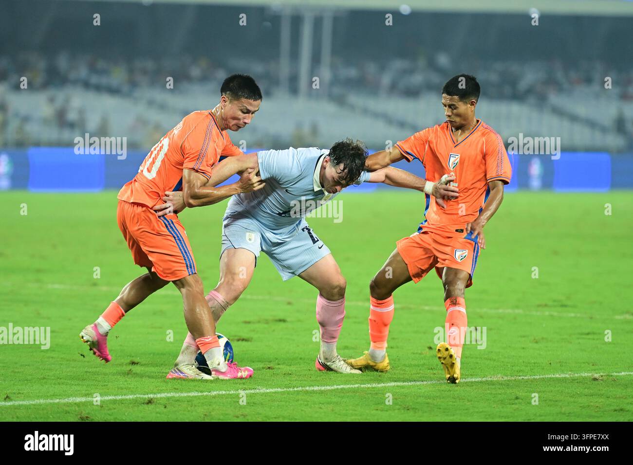 Internationales Freundschaftsspiel Indien gegen Uruguay, FIFA-Freundschaftsspiel, Kalkutta, Indien, 6. Oktober 2026. Indien in orangefarbenem Trikot, Uruguay in hell Stockfoto