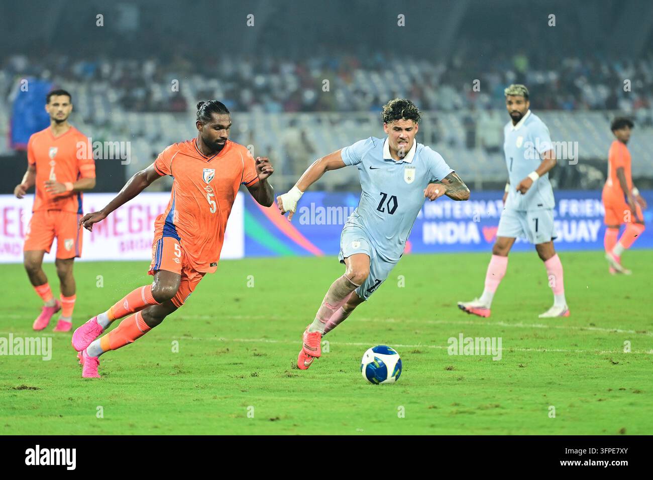 Internationales Freundschaftsspiel Indien gegen Uruguay, FIFA-Freundschaftsspiel, Kalkutta, Indien, 6. Oktober 2026. Indien in orangefarbenem Trikot, Uruguay in hell Stockfoto