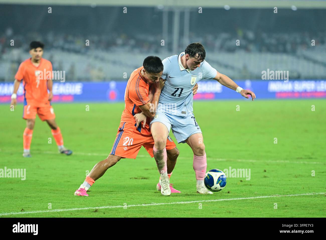 Internationales Freundschaftsspiel Indien gegen Uruguay, FIFA-Freundschaftsspiel, Kalkutta, Indien, 6. Oktober 2026. Indien in orangefarbenem Trikot, Uruguay in hell Stockfoto