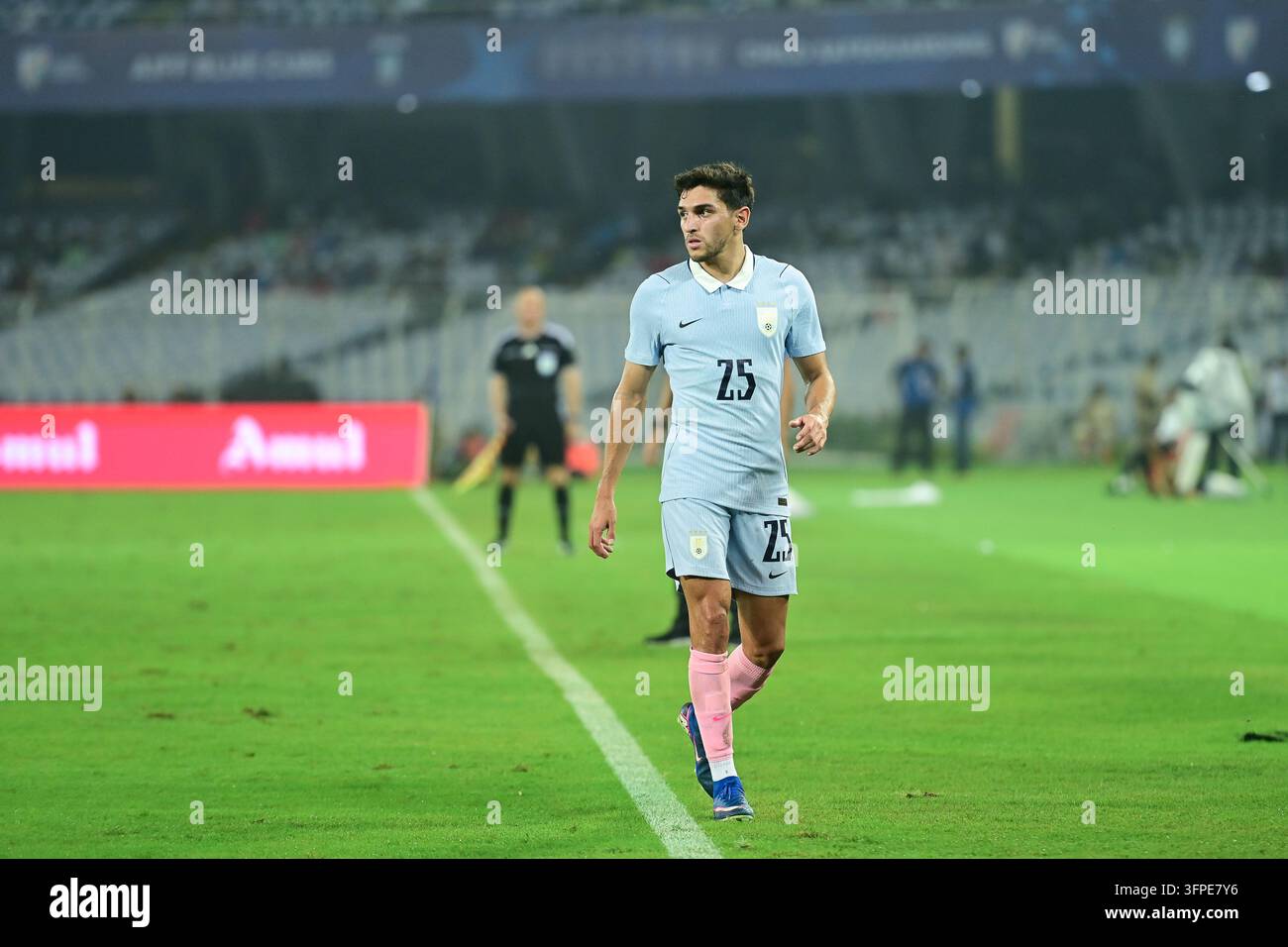 Internationales Freundschaftsspiel Indien gegen Uruguay, FIFA-Freundschaftsspiel, Kalkutta, Indien, 6. Oktober 2026. Indien in orangefarbenem Trikot, Uruguay in hell Stockfoto