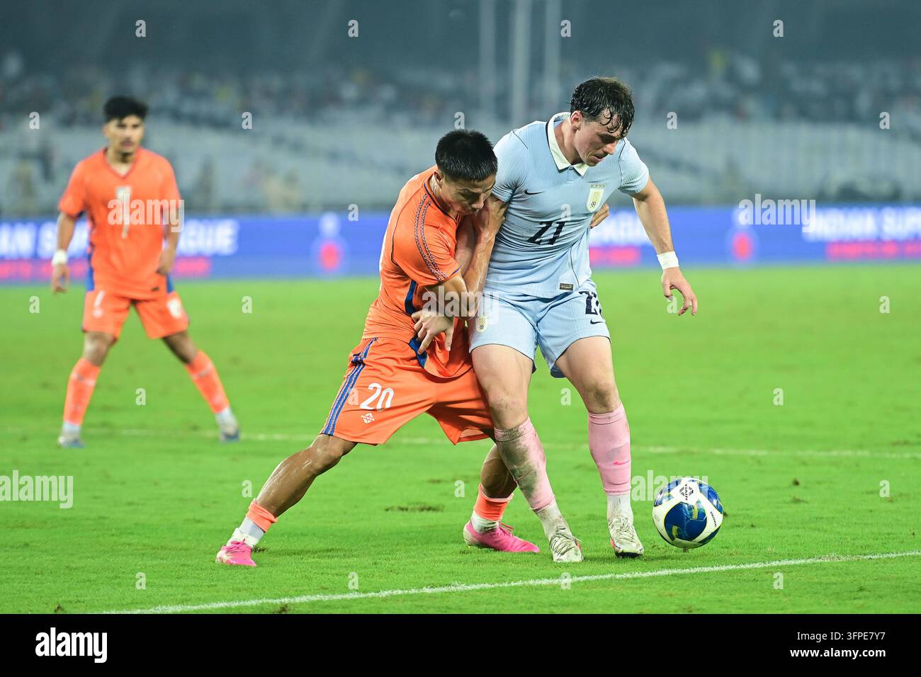 Internationales Freundschaftsspiel Indien gegen Uruguay, FIFA-Freundschaftsspiel, Kalkutta, Indien, 6. Oktober 2026. Indien in orangefarbenem Trikot, Uruguay in hell Stockfoto