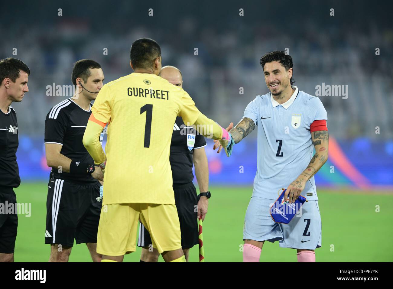 Internationales Freundschaftsspiel Indien gegen Uruguay, FIFA-Freundschaftsspiel, Kalkutta, Indien, 6. Oktober 2026. Indien in orangefarbenem Trikot, Uruguay in hell Stockfoto