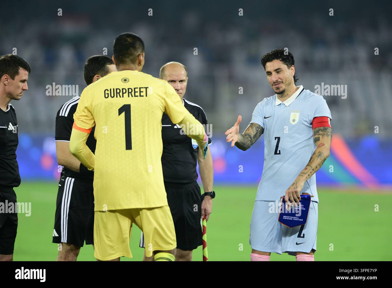 Internationales Freundschaftsspiel Indien gegen Uruguay, FIFA-Freundschaftsspiel, Kalkutta, Indien, 6. Oktober 2026. Indien in orangefarbenem Trikot, Uruguay in hell Stockfoto