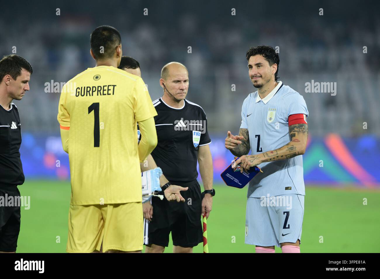 Internationales Freundschaftsspiel Indien gegen Uruguay, FIFA-Freundschaftsspiel, Kalkutta, Indien, 6. Oktober 2026. Indien in orangefarbenem Trikot, Uruguay in hell Stockfoto