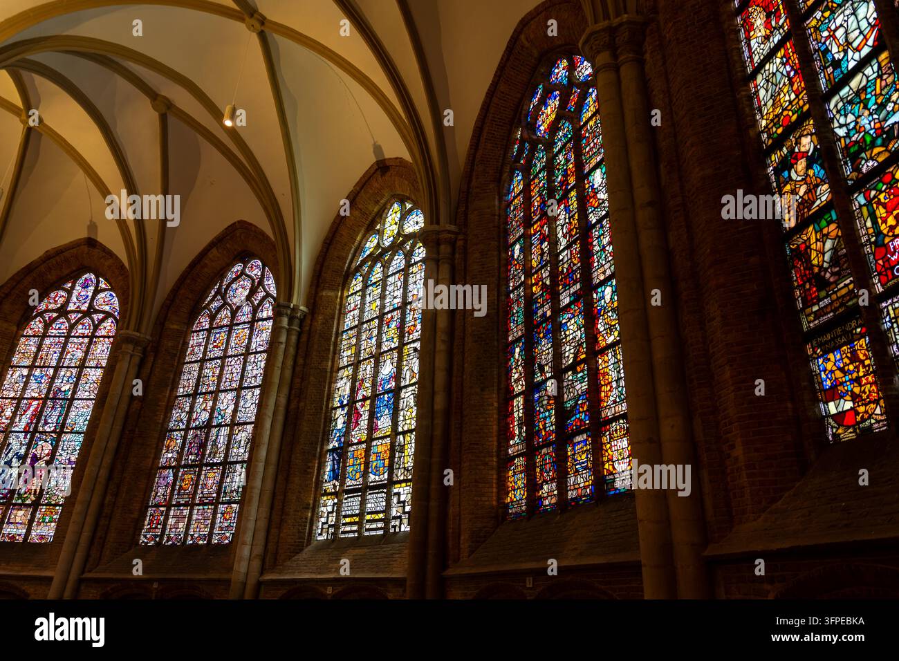 Nahaufnahme einer Glasmalerei-Dekoration in einer katholischen Kirche in Delft Stockfoto