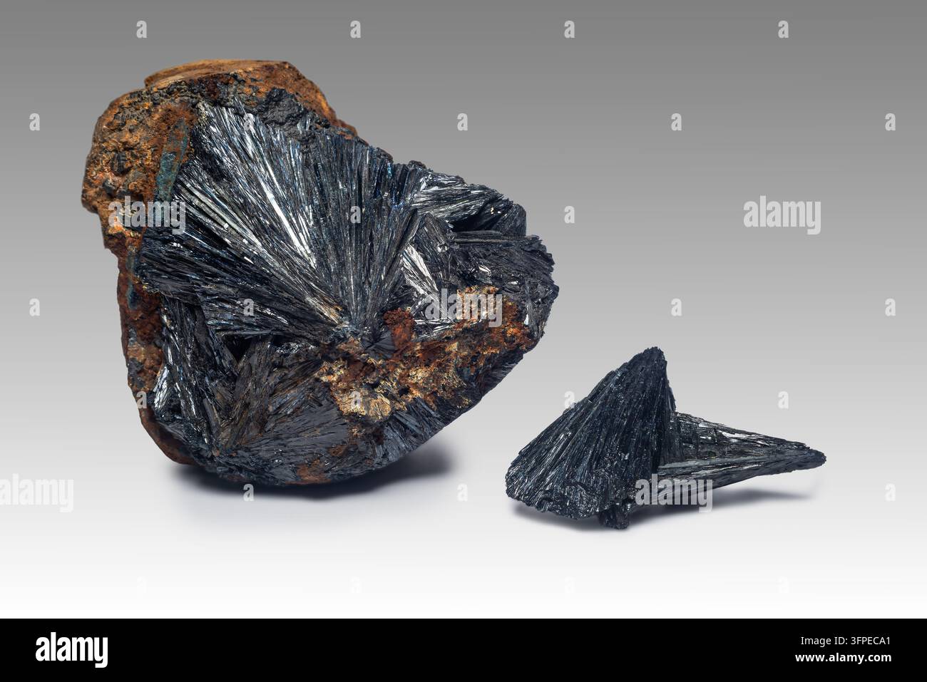 Es werden zwei unterschiedliche Mineralstücke gezeigt, die Texturen und Formen aufweisen, die typisch für Vivavit und Kercinit sind. Diese Proben befinden sich in einer natürlichen Umgebung. Stockfoto