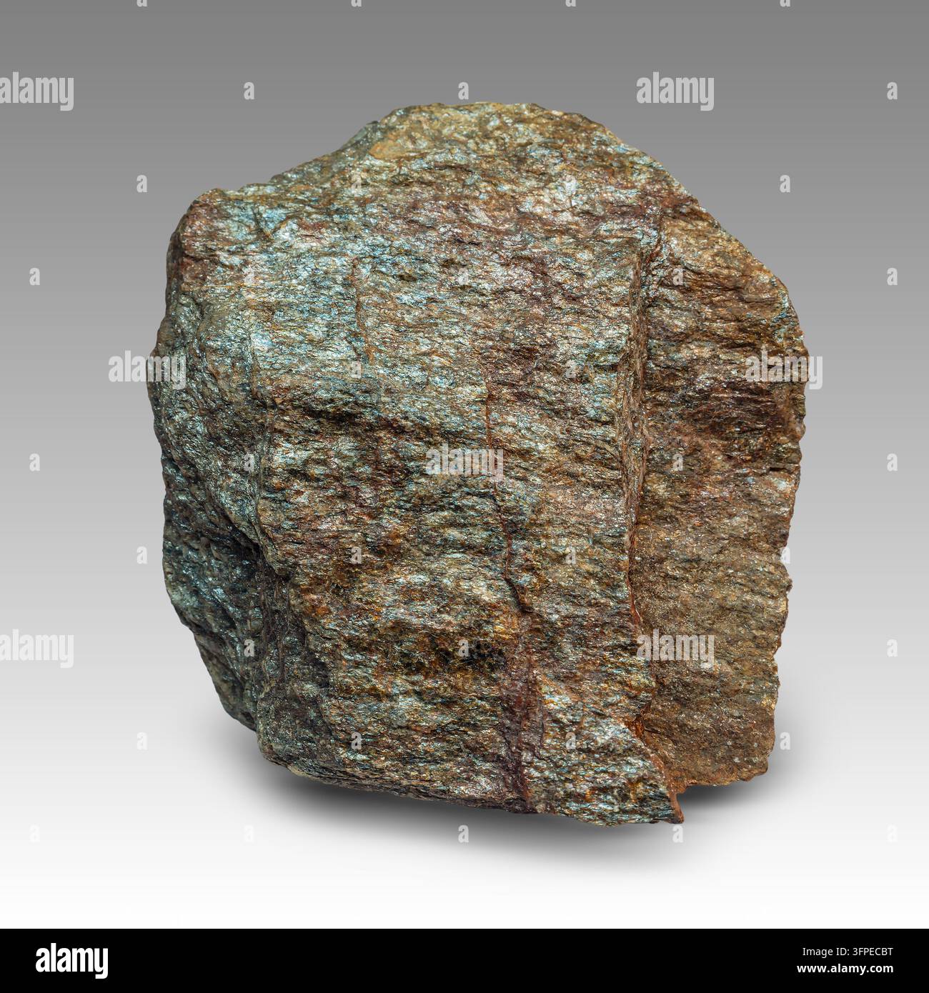 Ein Stück Hämatit-Mineral zeigt eine raue Oberfläche mit Brauntönen und blauen Nuancen, die seine natürliche Form hervorheben. Stockfoto