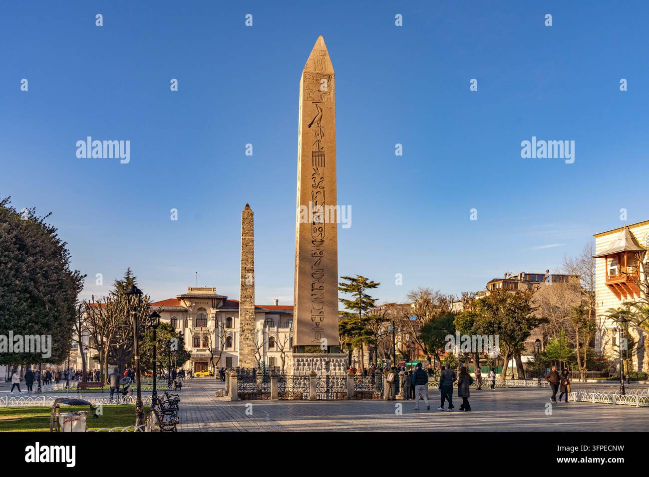 Der antike ägyptische Obelisk des Theodosius, auch bekannt als der Obelisk von Istanbul, und die Säule des Konstantin, auch bekannt als der Freimaurerobelisk, auf dem Hippodrom in Istanbul, Türkei Stockfoto