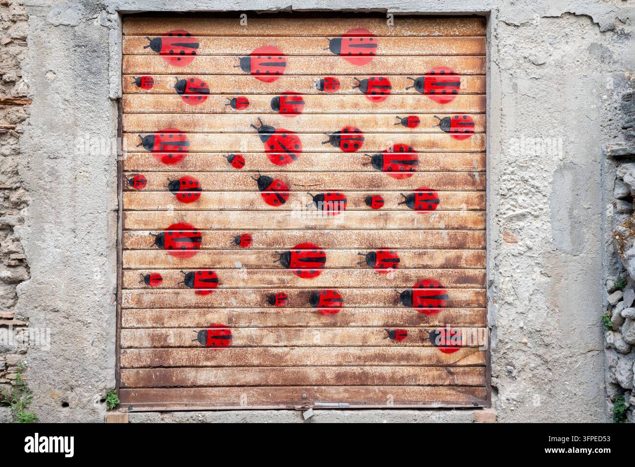 Straßenkunst im "Künstlerdorf" Zungri, das auch für seine Felsenansiedlung bekannt ist. Das Dorf befindet sich in der Provinz Vibo Valentia in Kalabrien, Italien. Stockfoto