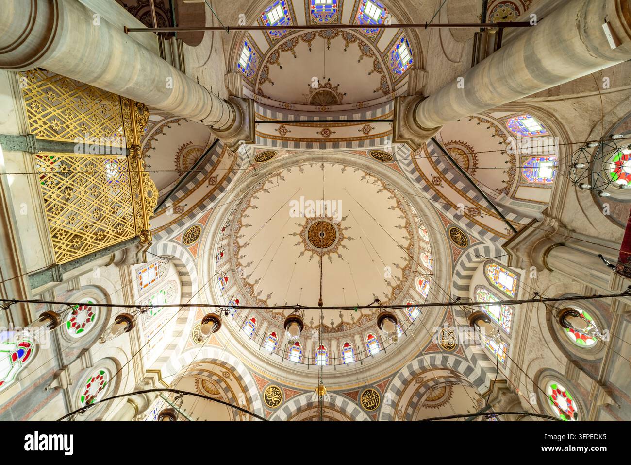 Kuppel der Laleli-Moschee, auch bekannt als Tulpenmoschee, in Istanbul, Türkei Stockfoto
