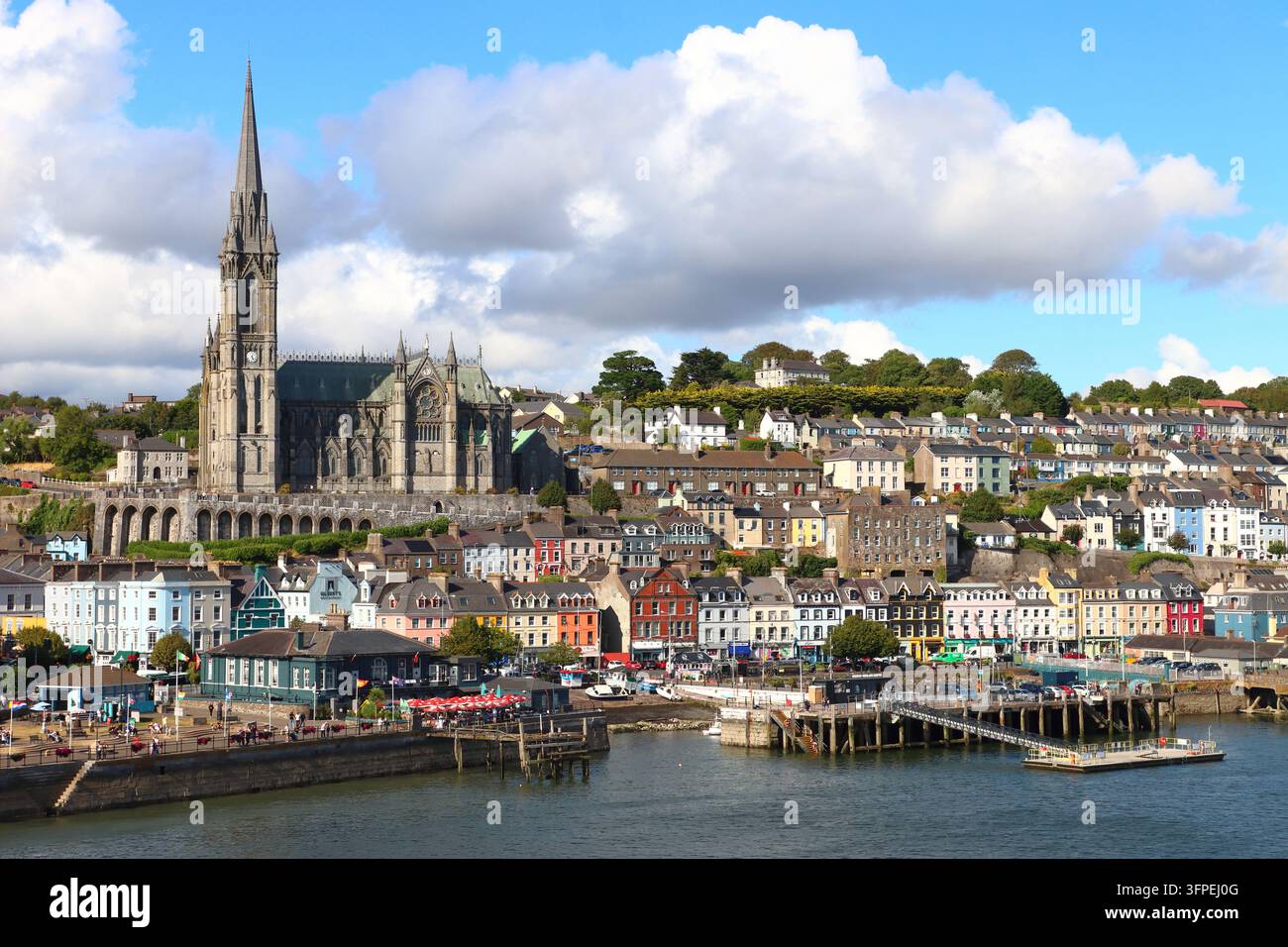 St. Colman's Kathedrale und die Küstenstadt Cobh, County Cork, Irland, Europa Stockfoto