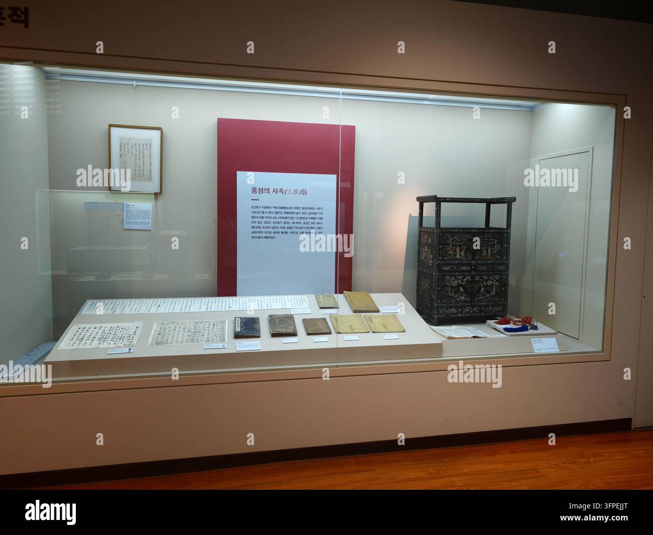 Ausstellung historischer Dokumente und traditioneller Artefakte in einer Museumsexposition in Hongseong, Südkorea. Stockfoto
