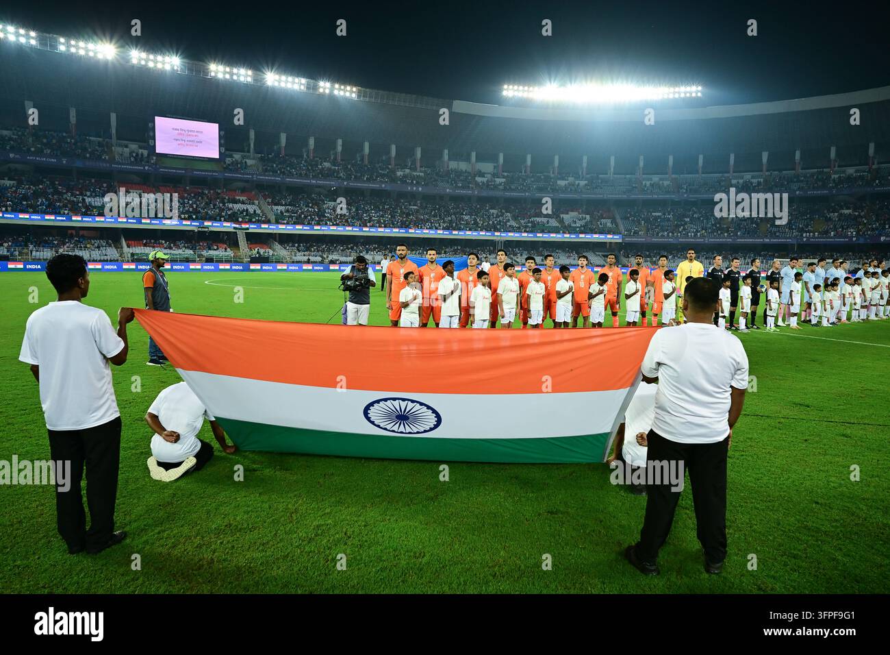 Internationales Freundschaftsspiel Indien gegen Uruguay, FIFA-Freundschaftsspiel, Kalkutta, Indien, 6. Oktober 2026. Indien in orangefarbenem Trikot, Uruguay in hell Stockfoto