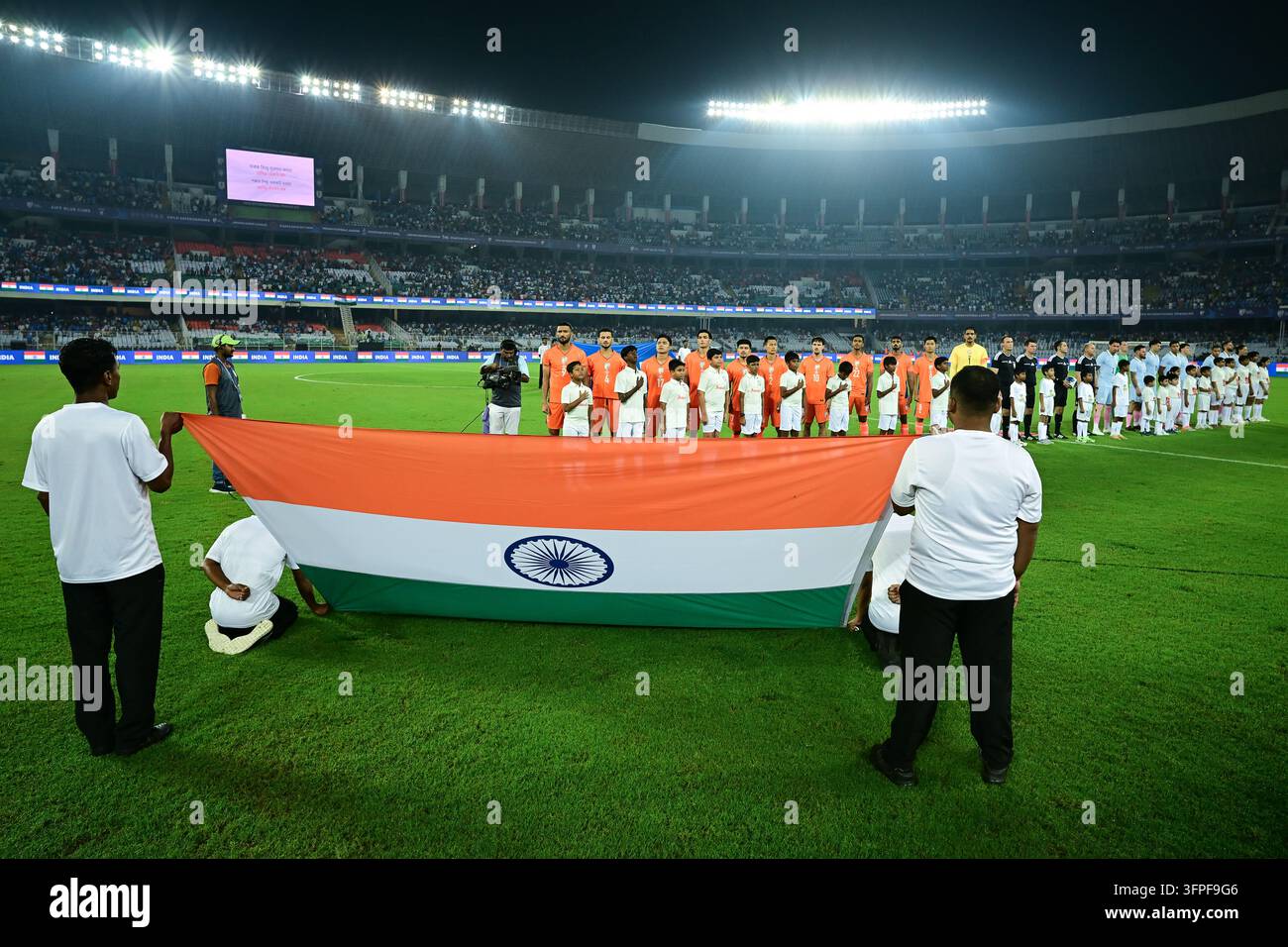 Internationales Freundschaftsspiel Indien gegen Uruguay, FIFA-Freundschaftsspiel, Kalkutta, Indien, 6. Oktober 2026. Indien in orangefarbenem Trikot, Uruguay in hell Stockfoto
