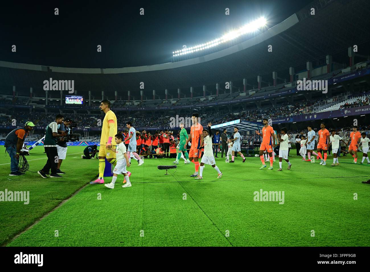Internationales Freundschaftsspiel Indien gegen Uruguay, FIFA-Freundschaftsspiel, Kalkutta, Indien, 6. Oktober 2026. Indien in orangefarbenem Trikot, Uruguay in hell Stockfoto