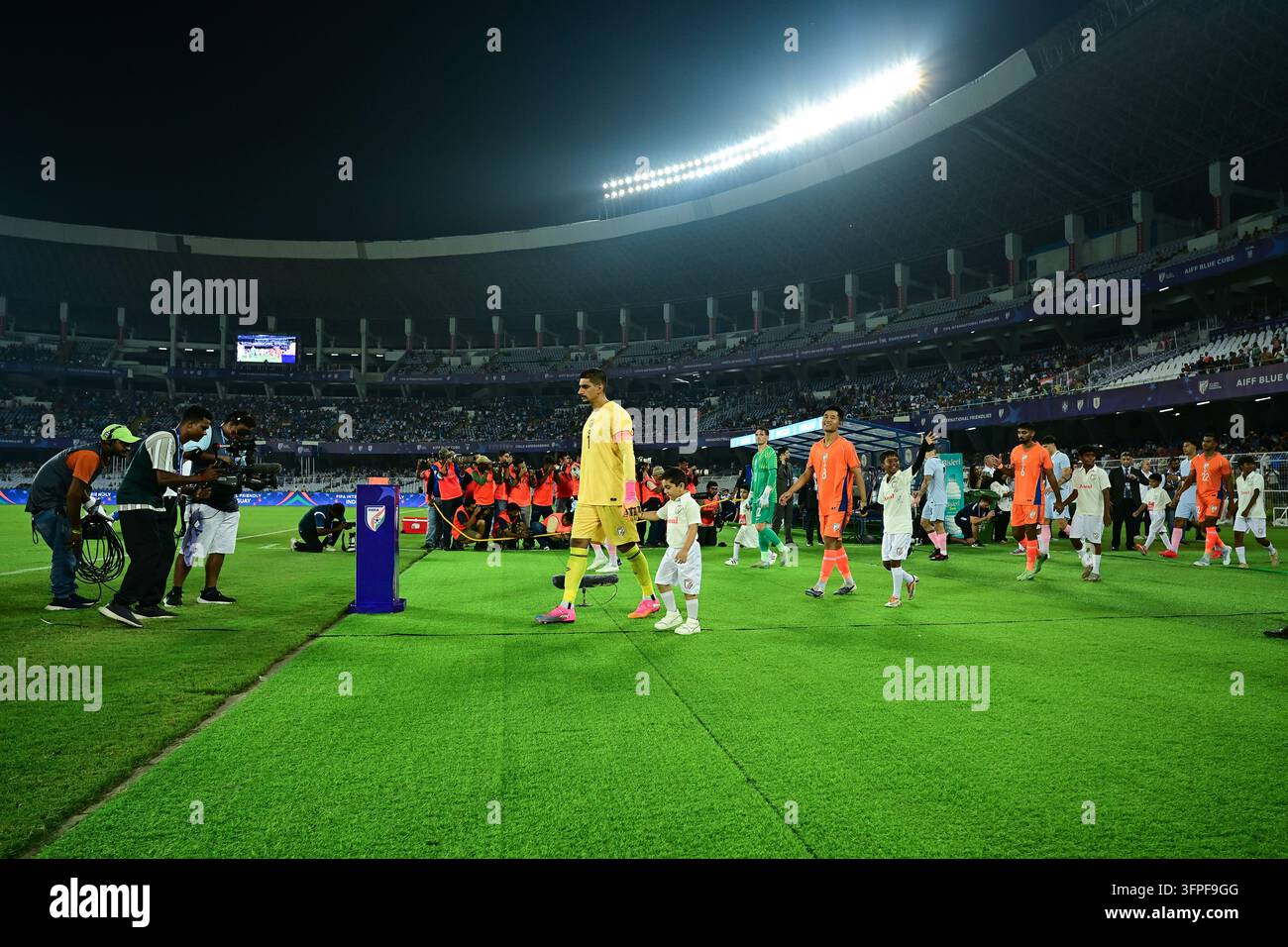 Internationales Freundschaftsspiel Indien gegen Uruguay, FIFA-Freundschaftsspiel, Kalkutta, Indien, 6. Oktober 2026. Indien in orangefarbenem Trikot, Uruguay in hell Stockfoto