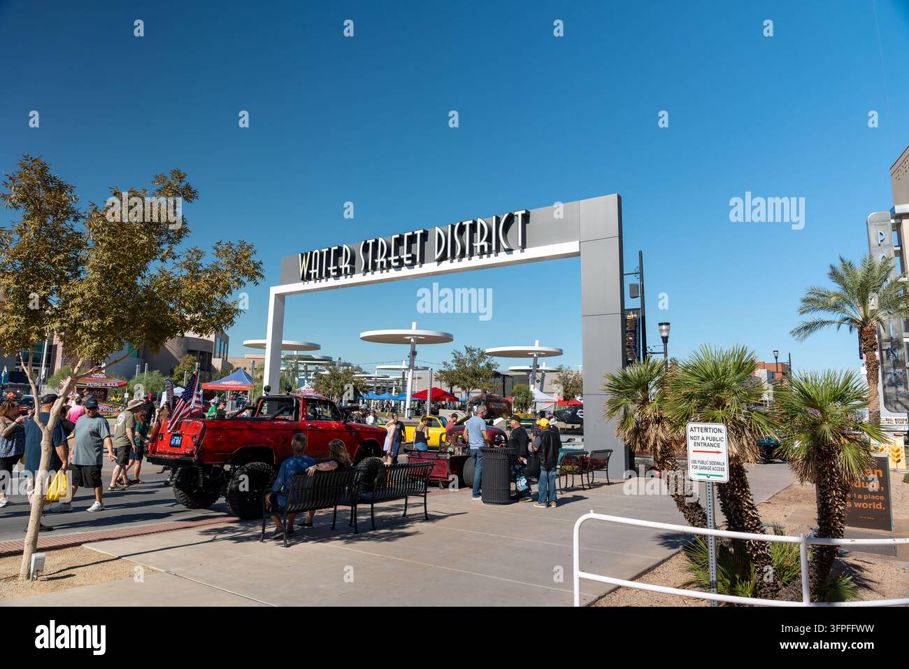 Henderson, NV USA – 3. Oktober 2026: Das Schild des Water Street District überspannt die Innenstadtstraße während des jährlichen Hot Rod Days-Festivals Stockfoto