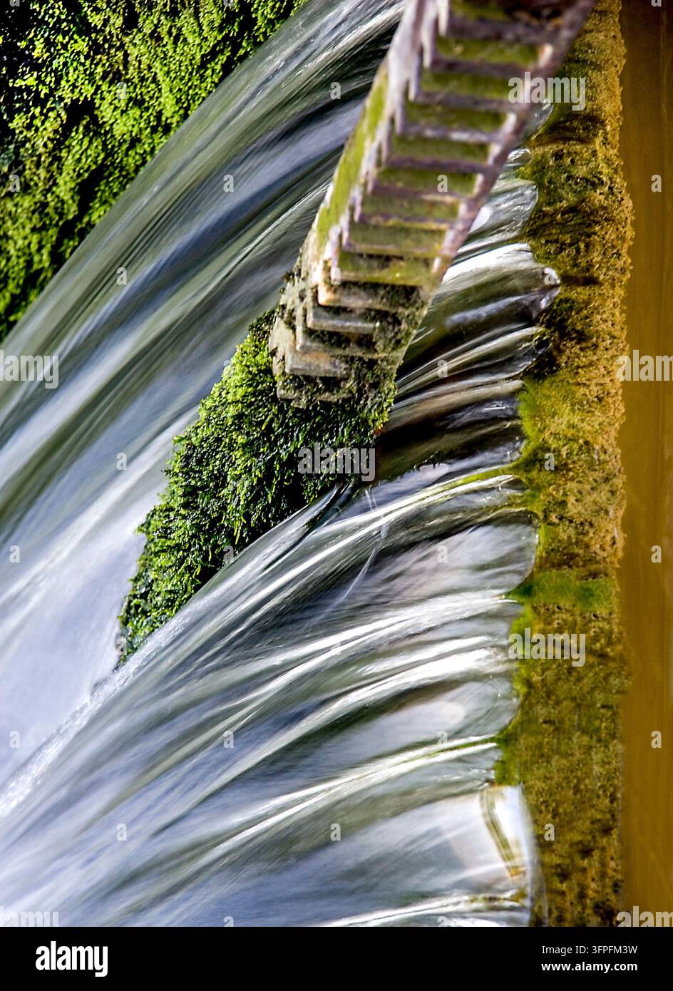 Flusswasser, das über ein Schleusentor fließt und effektive Wassermanagement, kontrollierten Durchfluss und die dynamische Kraft von fließendem Wasser demonstriert Stockfoto