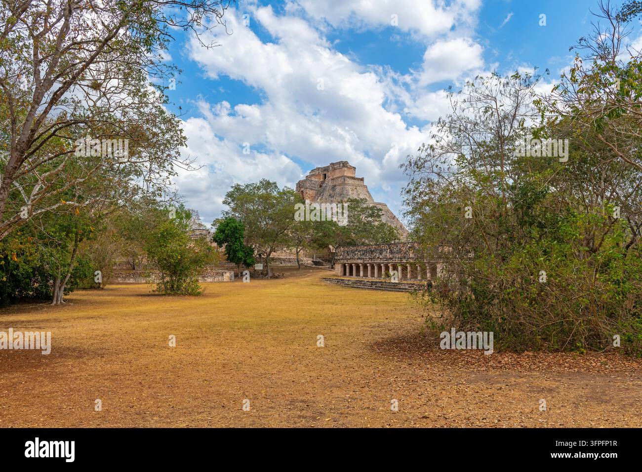 Maya-Ruinen von Uxmal mit der Pyramide des Magiers, Mexiko. Stockfoto
