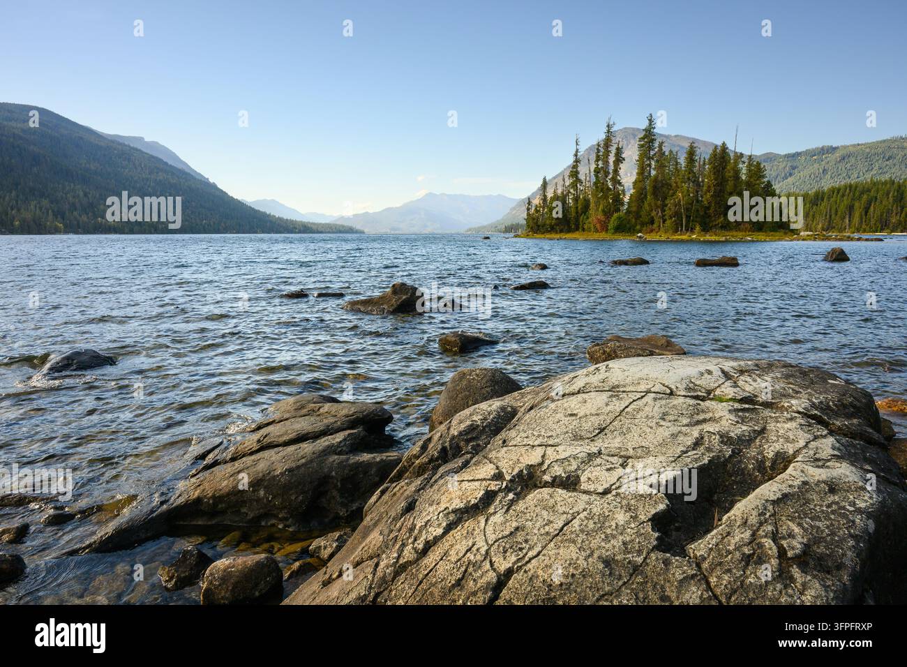 Felsige Küste des Lake Wenatchee in den Cascade Mountains in Washington Stockfoto
