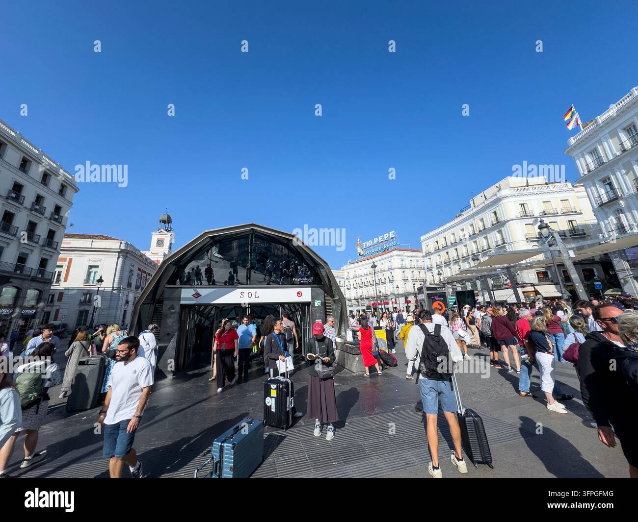 U-Bahn-Station Sol, la ballena ("die Wal"), Plaza de Puerta del Sol, Madrid, Spanien - Smartphone-aufgenommenes Stockfoto