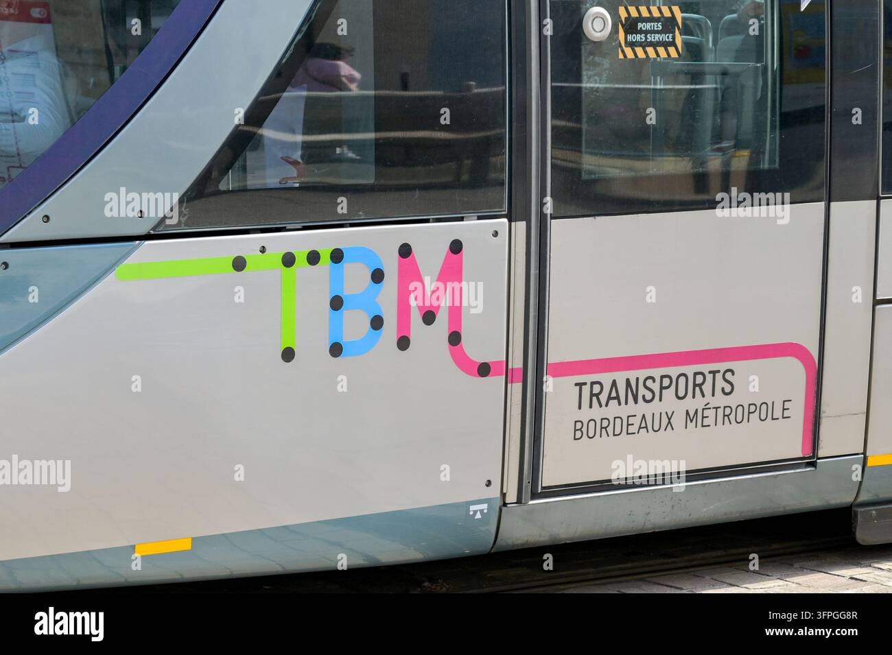 Bordeaux, Nouvelle-Aquitaine, Frankreich - 31. August 2026: Nahaufnahme des Logos auf einer elektrischen Straßenbahn, die von TBM Transports Bordeaux Métropole betrieben wird Stockfoto