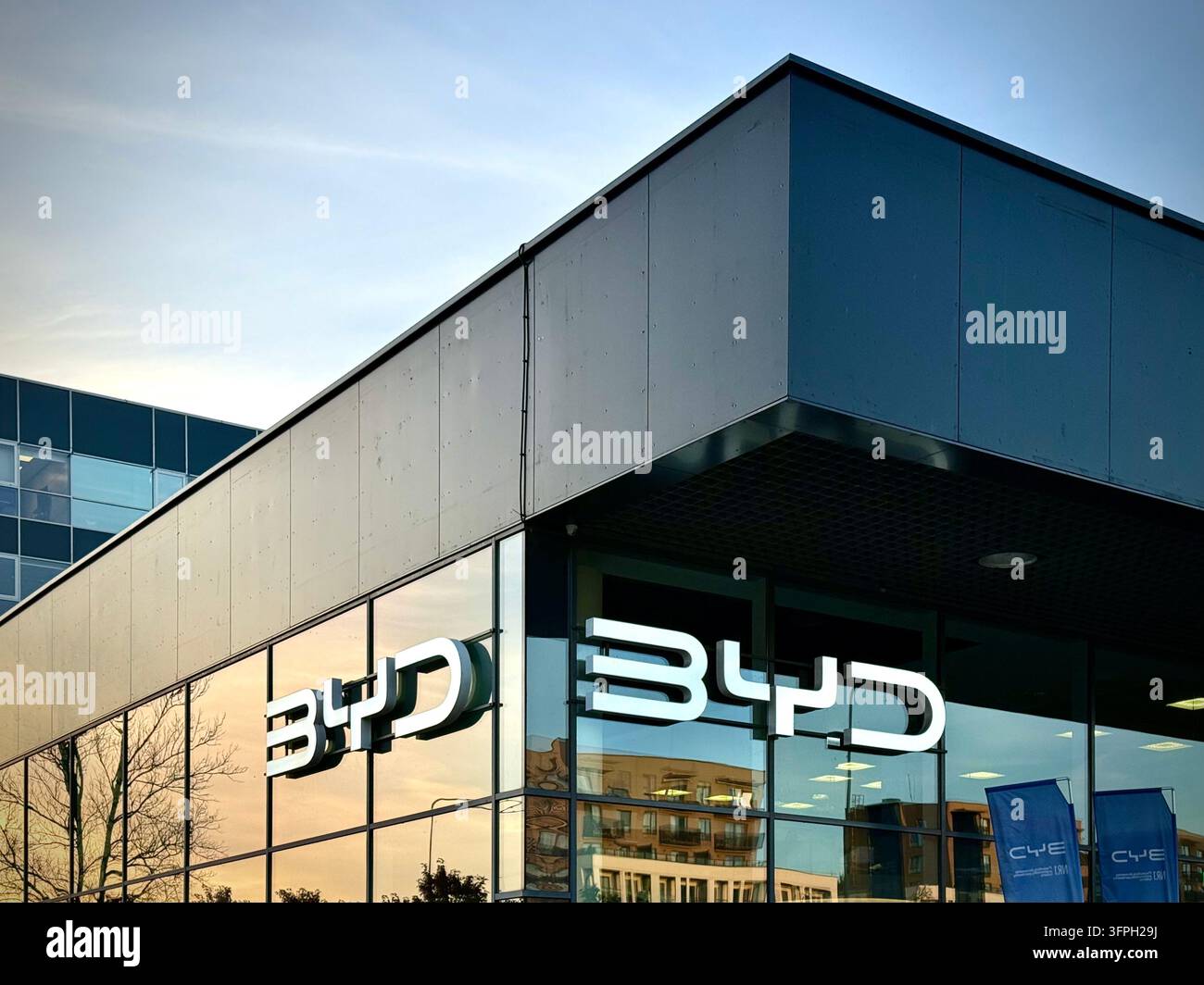 Ein modernes BYD-Autohandelsgeschäft mit weiß beleuchteter BYD-Logo-Schilderei Stockfoto