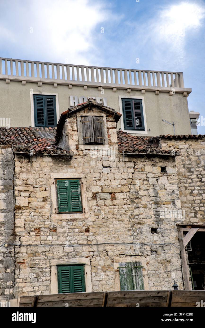 Traditionelle alte Steinhausfassade mit grünen Holzläden in Split, Kroatien Stockfoto