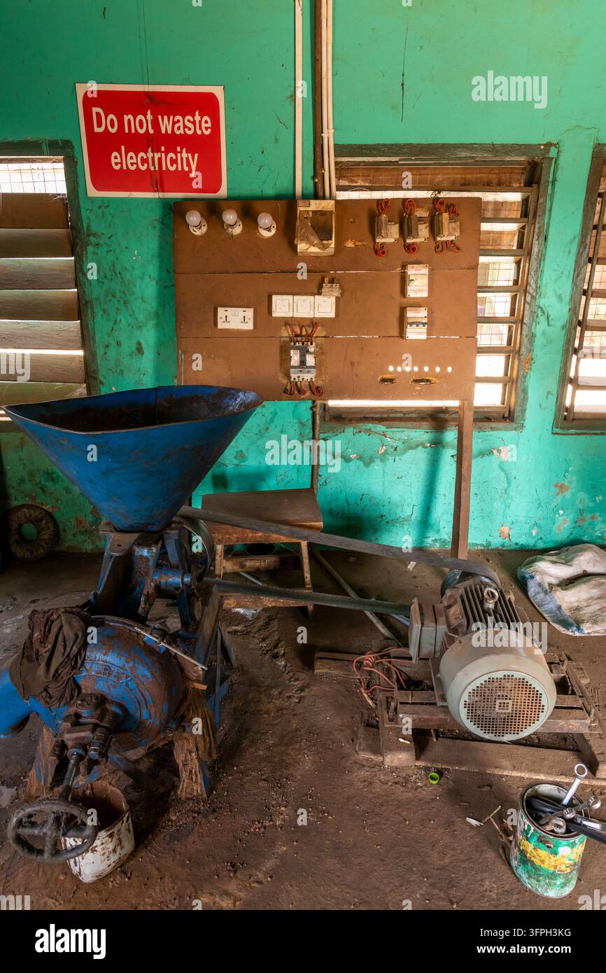 Elektrische Schalttafel und blaue Schleifmühle in einer Werkstatt mit einem Schild „Strom nicht verschwenden“, Nordregion, Tamale, Ghana Stockfoto