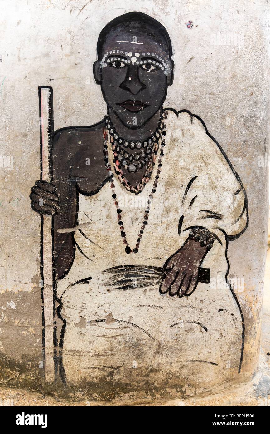 Traditionelle Figur mit Perlen und einem Stab, gemalt auf einer gewölbten Wand, Zentralregion, Cape Coast, Ghana Stockfoto