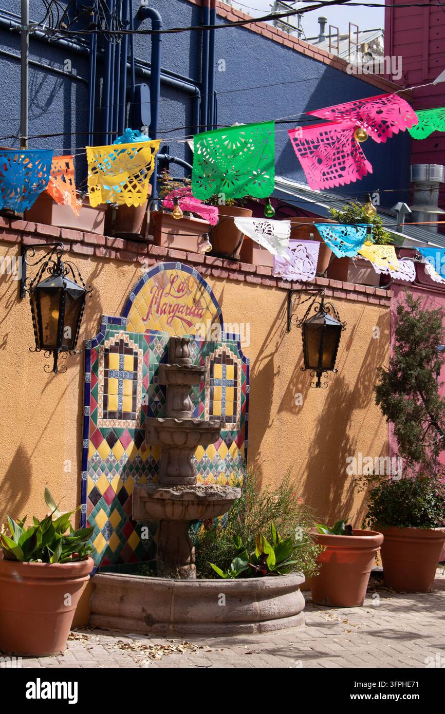 San Antonio, Texas, USA - März 2025: Geflieste Fontäne und Mosaikschild des La Margarita Restaurants unter Papel-Picado-Bannern am Historic Market Square Stockfoto